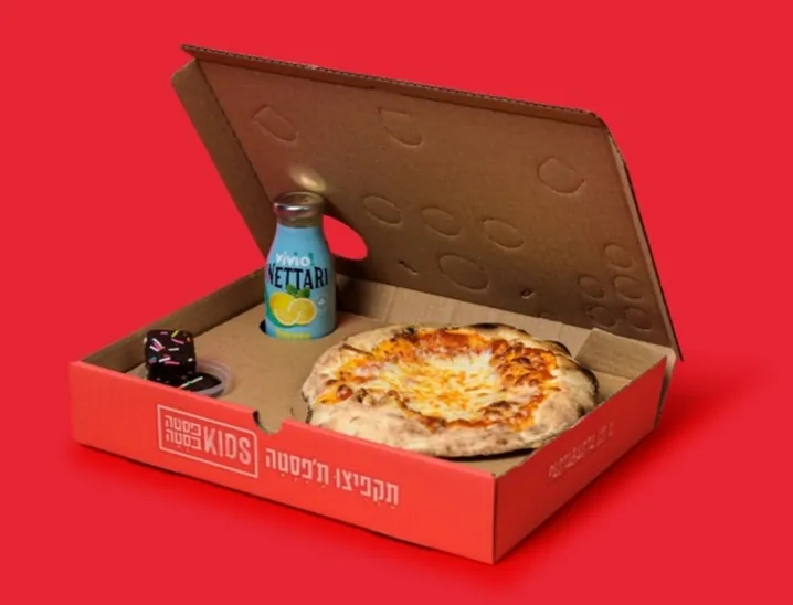 מארז הילדים האדום עם פיצה קטנה ובקבוק שתייה